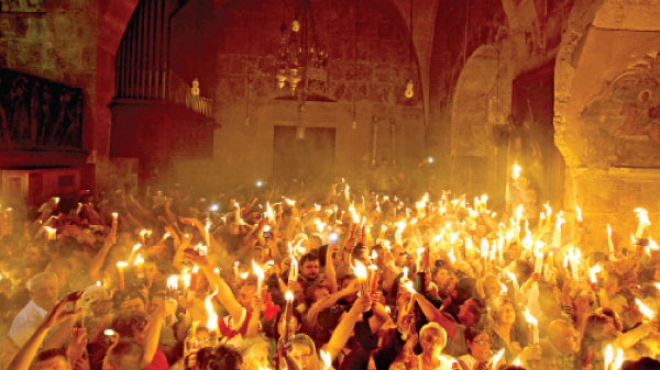 لحظة فيض النور المقدس من قبر السيد المسيح الآن من كنيسة القيامة مباشرة اليكم 2015