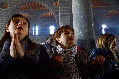 مجموعات من المسلمين الأتراك ذات الأصول الأرمنية يعودون لجذورهم المسيحية ويتعمدون