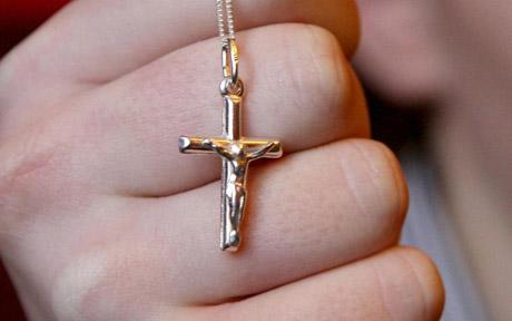 الحكومة السويدية تحقق مع لاجئين سوريين هددوا مسيحيين بالقتل ومنعوهم من إرتداء الصليب