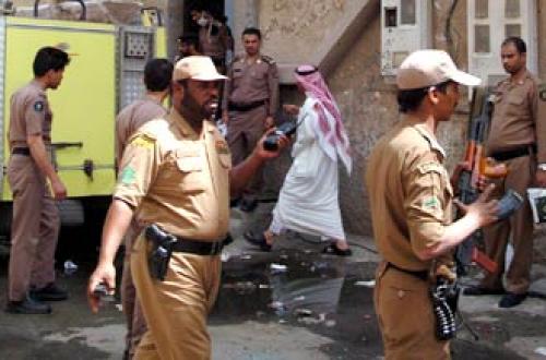 الشرطة السعودية تعتقل 27 مسيحيا لممارستهم "الصلاه" داخل منزل .. وتصادر عدد من الأناجيل