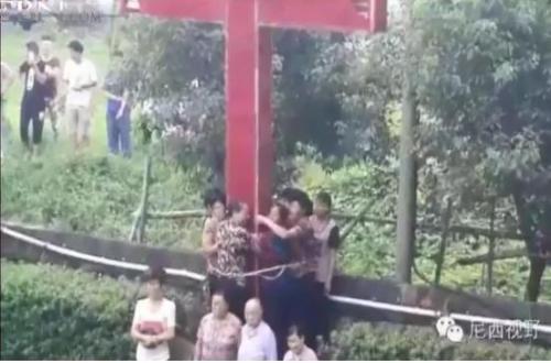  مسيحيون يربطون أنفسهم على الصلبان لحمايتها من تدمير السلطات الصينية!!!