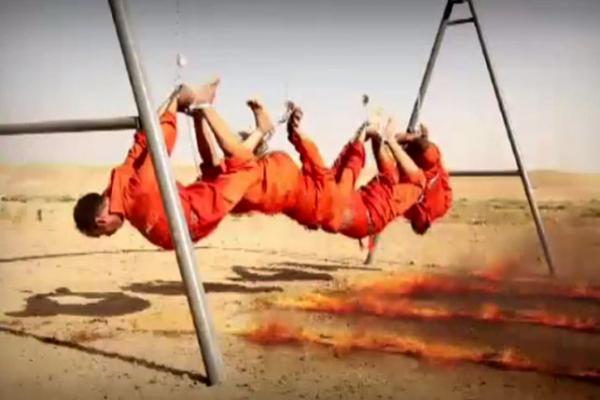 بالصور.. داعش في إحدى فظائعه ..يشوي 4 أشخاص بينهم 3 اشقاء على أرجوحة