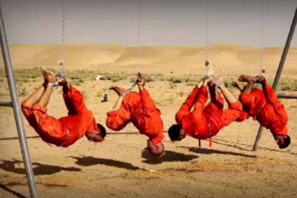 بالصور.. داعش في إحدى فظائعه ..يشوي 4 أشخاص بينهم 3 اشقاء على أرجوحة