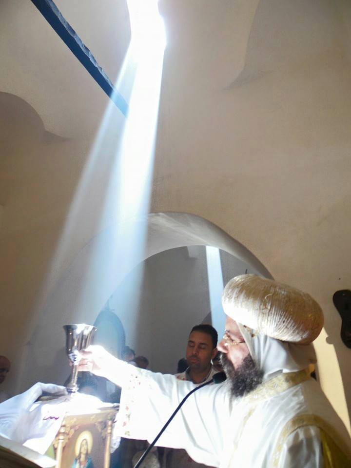  تتعامد أشعة الشمس في قداس عيد السيدة العذراء على مذبحها بكنيسة مارجرجس الأثرية 