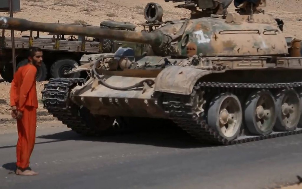  داعش يعدم الجندي السوري "فادي" "دهسا بالدبابة"