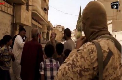  داعش يعرض مشاهد لمسيحو "القريتين" وهم يدفعون الجزية .. ويوجه رسالة "خطيرة" 