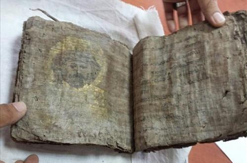 السلطات التركية تضبط إنجيلًا عمره 1000 عام قبل تهريبه