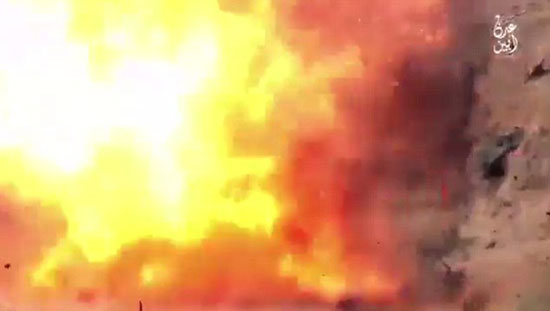 "داعش" تستخدم قلادة من المتفجرات والقذف بالصواريخ لإعدام الحوثيين باليمن