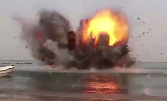 "داعش" تستخدم قلادة من المتفجرات والقذف بالصواريخ لإعدام الحوثيين باليمن