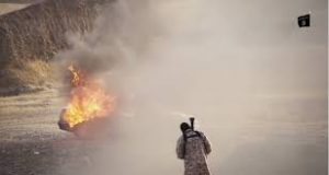 داعش في عدن ينشر فيديو ثاني وجديد لإعدام جماعي للأسرى عن طريق قصفهم بصاروخ