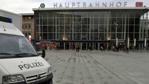 تظاهرات في ألمانيا احتجاجاً على الاعتداءات الجنسية التي تعرضت لها 80 امرأة ليلة رأس السنة 2 حوالي 1000 شاب كانوا في حالة سكر وعدوانية ولا يتحدثون الألمانية ولا الإنجليزية اعتدوا على النساء في محطة القطار المركزية بمدينة كولونيا