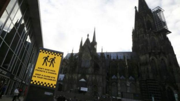 تظاهرات في ألمانيا احتجاجاً على الاعتداءات الجنسية التي تعرضت لها 80 امرأة ليلة رأس السنة 4 لافتة خارج محطة قطار كولونيا تحذر المسافرين من السرقة والنشل