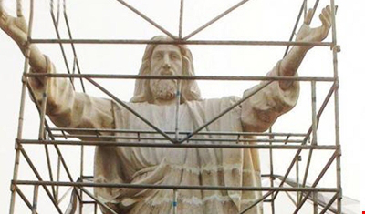 نيجيريا تحتفل بإزاحة الستار عن أكبر تمثال للسيّد المسيح في القارة الأفريقية بحضور 100 كاهن.