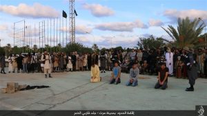 بالصور.. “داعش” ينظم حفلة قتل وجلد وتقطيع أذرع في “سرت” الليبية