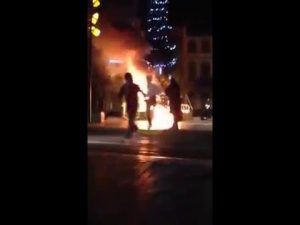 صارخين ألله وأكبر. لاجئون يضرمون النار بشجرة الميلاد في بلجيكا
