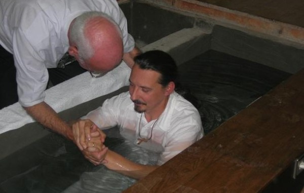 أكثر من 80 شخص ينالون المعمودية في كنيسة المدينة الجديدة