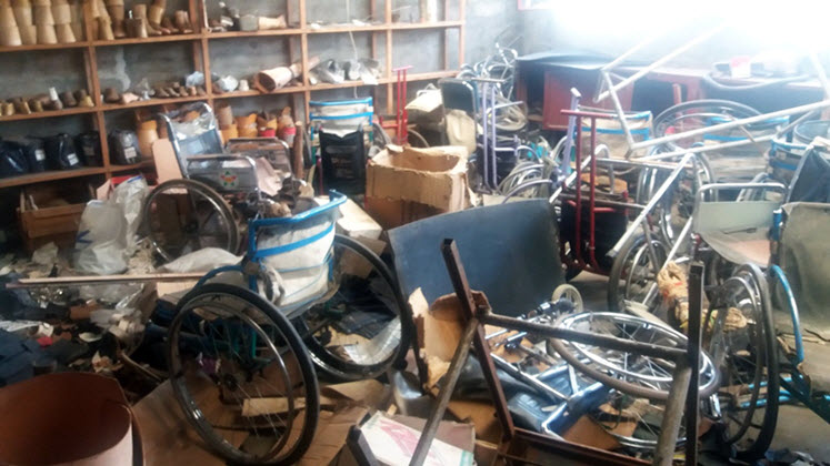 قام الكهنة والراهبات بمساعدتهم، فبادلوهم بأن دمروا الكنيسة وسرقوا كل شيء!!! لماذا يا رب؟ لما يحدث هذا؟ 1 الكنيسة