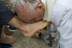 “خميس الأسرار”… ثورة في الكنيسة: عندما يغسل البابا أرجل السجناء‎ www.difa3iat.com 79