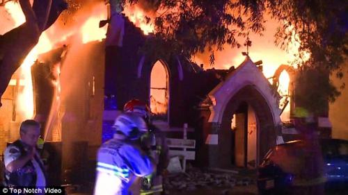 بالصور.. حريق هائل يقضى على كنيسة أرثوذكسية بسيدني