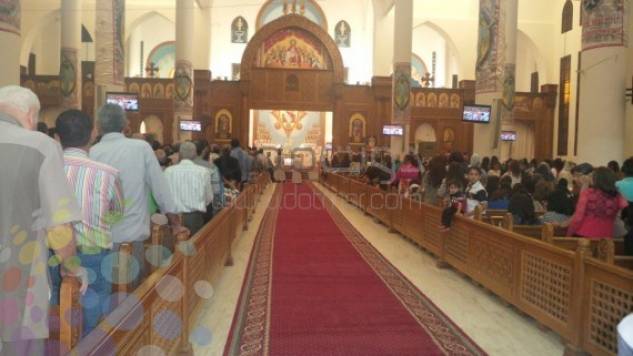 فاطمة ناعوت تحضر قداسا فى كنيسة فتسمع الكاهن يقول لا تصافح مسلما