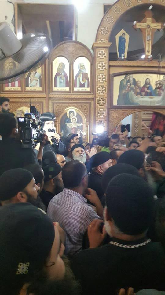 بالصور..الأنبا مكاريوس باكًيا من داخل جنازة شهيد الفتنة الطائفية بالمنيا : دم فام مش هايروح هدر 3 51_201607181239562