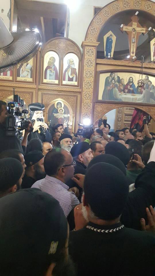 بالصور..الأنبا مكاريوس باكًيا من داخل جنازة شهيد الفتنة الطائفية بالمنيا : دم فام مش هايروح هدر 4 51_201607181239563