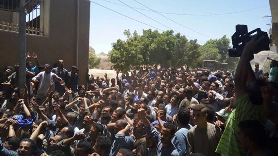 بالصور..الأنبا مكاريوس باكًيا من داخل جنازة شهيد الفتنة الطائفية بالمنيا : دم فام مش هايروح هدر 6 51_201607181239564