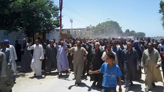 بالصور..الأنبا مكاريوس باكًيا من داخل جنازة شهيد الفتنة الطائفية بالمنيا : دم فام مش هايروح هدر 7 51_201607181239565