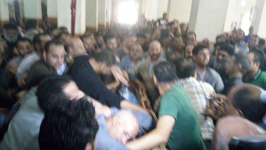 بالصور..الأنبا مكاريوس باكًيا من داخل جنازة شهيد الفتنة الطائفية بالمنيا : دم فام مش هايروح هدر 8 51_201607181239566