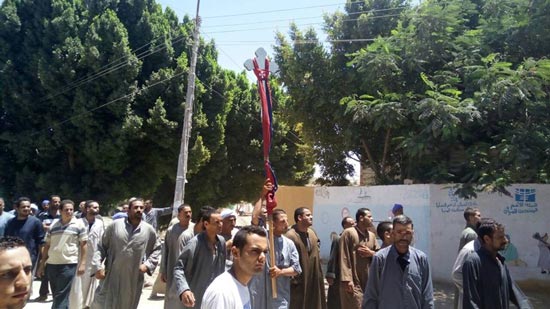 بالصور..الأنبا مكاريوس باكًيا من داخل جنازة شهيد الفتنة الطائفية بالمنيا : دم فام مش هايروح هدر 9 51_201607181239567