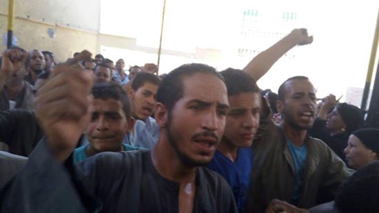 بالصور..الأنبا مكاريوس باكًيا من داخل جنازة شهيد الفتنة الطائفية بالمنيا : دم فام مش هايروح هدر 10 51_201607181239568