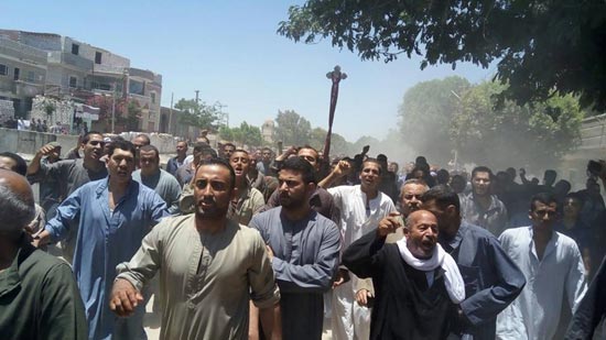 بالصور..الأنبا مكاريوس باكًيا من داخل جنازة شهيد الفتنة الطائفية بالمنيا : دم فام مش هايروح هدر 11 51_201607181239569