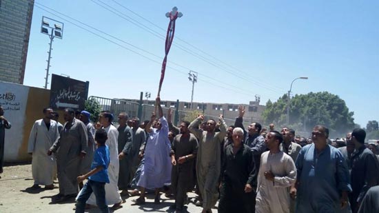 بالصور..الأنبا مكاريوس باكًيا من داخل جنازة شهيد الفتنة الطائفية بالمنيا : دم فام مش هايروح هدر 12 51_2016071812395610