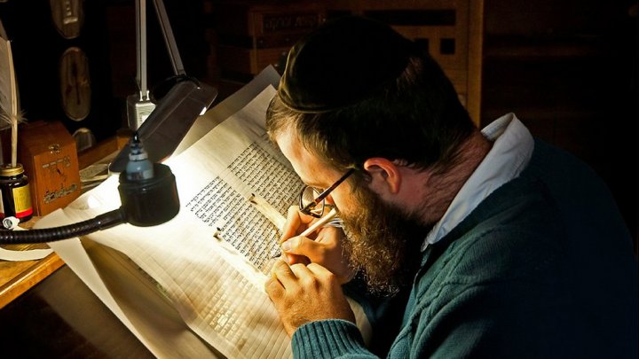 العلماء يتمكنون من قراءة أقدم مخطوطة توراتية دون فتحها تعود إلى 15 قرنًا 