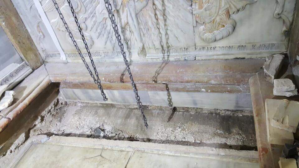 رائحة طيب زكية تفيض من القبر المقدس أثناء ترميمه 2 img-20161027-wa0146