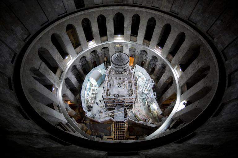 رائحة طيب زكية تفيض من القبر المقدس أثناء ترميمه 3 img-20161027-wa0138