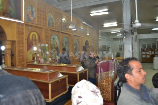 بالصور- المئات يشيعون شهيدي الإرهاب من كنيسة الملاك ميخائيل في السويس