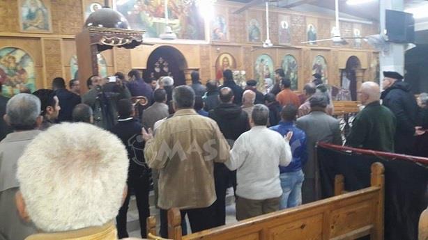 بالصور- المئات يشيعون شهيدي الإرهاب من كنيسة الملاك ميخائيل في السويس