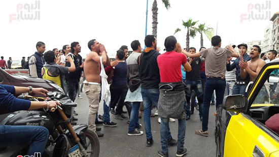 52886 وقفه الكنيسه البطرسيه 2 8 مظاهرة بالإسكندرية بسعف ملطخ بالدماء للتنديد بجرائم الإرهاب