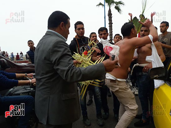 54467 وقفه الكنيسه البطرسيه 3 8 مظاهرة بالإسكندرية بسعف ملطخ بالدماء للتنديد بجرائم الإرهاب