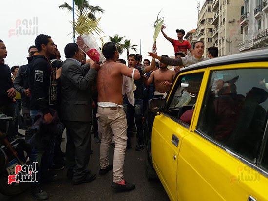 59387 وقفه الكنيسه البطرسيه 4 8 مظاهرة بالإسكندرية بسعف ملطخ بالدماء للتنديد بجرائم الإرهاب