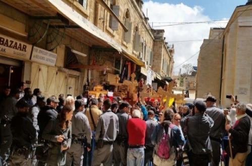 بالصور .. الآلاف من المسيحيون في مسيرة "الجمعة العظيمة" بشوراع القدس القديمة