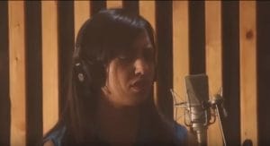 اليوم علق على خشبة - بالفيديو: شابة مسلمة تُرنم للمسيح ترنيمة "اليوم علق على خشبة .. نسجد لآلامك أيها المسيح"