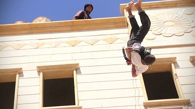 داعش يتهم رجلين بالمثلية الجنسية ويرميهم من أعلى مبنى عالي ثم يرجمهم مع الأطفال! 2B5C28E200000578 0 image a 2 1439555792851 1