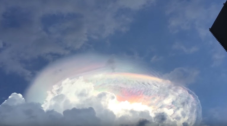 بالفيديو من كوستاريكا: انشقاق السماء وظهور ألوان غريبة