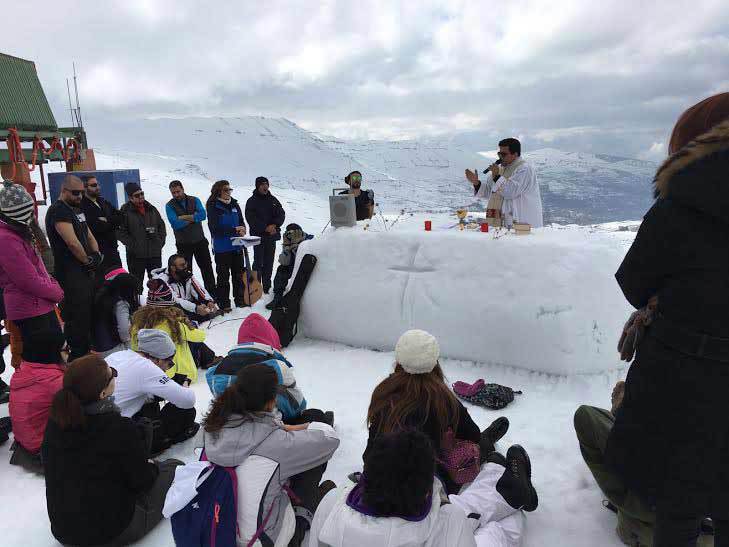 مسلمون ومسيحيون حوّلوا إحدى أعلى قمم جبال لبنان إلى مذبح للرب