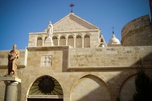 كنيسة المهد 1 10 مسلمون فلسطينيون يرّممون كنيسة المهد في بيت لحم، فهذا ما وجدوه تحت الغبار