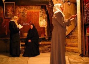 مسلمة في كنيسة المهد تصلي 11 صورة التقطها مسلم لمسلمة في كنيسة المهد تصلي… ويقول هو أيضاً يذهب كل يوم الى الكنيسة ويضيء شمعة!