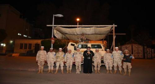 بالصور.. البابا تواضروس يتفقد أفراد القوات المسلحة المكلفة بتأمين الكاتدرائية www.difa3iat.com 20