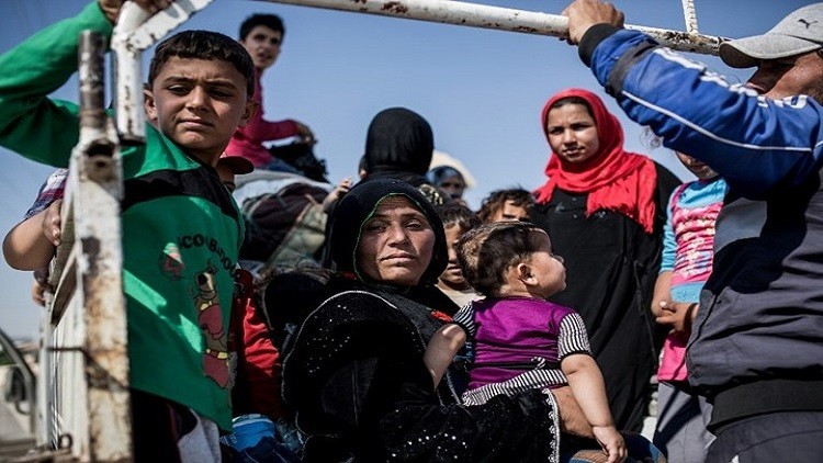 فيديو مرعب .. الجوع يدفع أم عراقية إلى ربط أطفالها بجسدها والقفز منتحرين في مياه الفرات +18